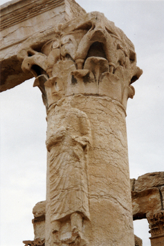 Vorschaubild Palmyra, Baaltempel, Säule mit Ehrenstatue